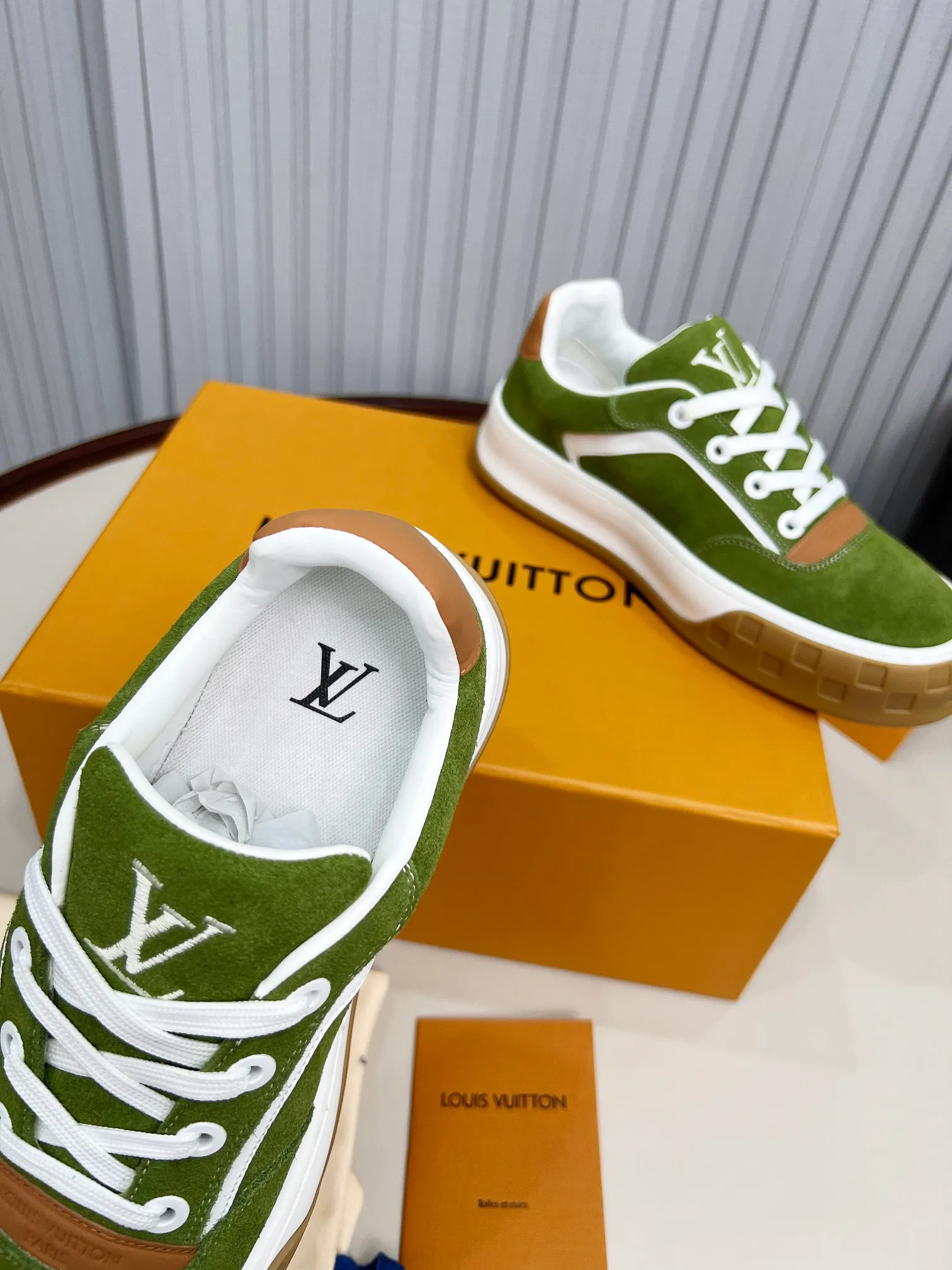 p620💰Men's shoes ❤️❤️❤️Top version LV-Louis Vuitton-Classic catwalk new style Air glue process·Original 1:1 development and reproduction! ! The upper foot is very comfortable. It is made of luxurious materials and fine workmanship. The midsole is printed with English letters "Made in Europe". The upper is made of calfskin imported from Italy. The side is decorated with the brand's LOGO and signature. The latest latex foot pads and mesh lining make the foot feel super comfortable. The original two-color TPU combination outsole is specially provided by the original factory. Bag technology Goodyear stitched edges Fabric: Exclusive custom first-layer cowhide Accessories: Exclusive private model Vuitton logo, lining: Customized silk mesh lining - first-layer silk cowhide lining Outsole: TPU combination outsole wear-resistant, non-slip and anti-yellowing Foot pads: new latex pads-mesh sweat-absorbent Counter technology: fully computerized sewing machine wire drawing Toe box back cover Hot and cold shaping Full set of pull-top last with medium and low logo pattern Code number 39-45